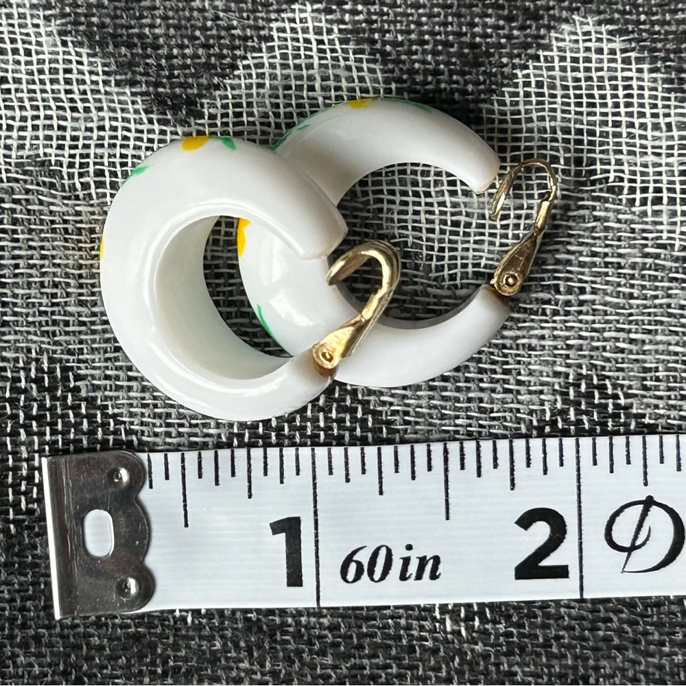 🔸FINAL PRICE🔸 Vintage Acrylic Floral Painted Clip On Hoop Earrings Cottagecore - Picture 6 of 9
